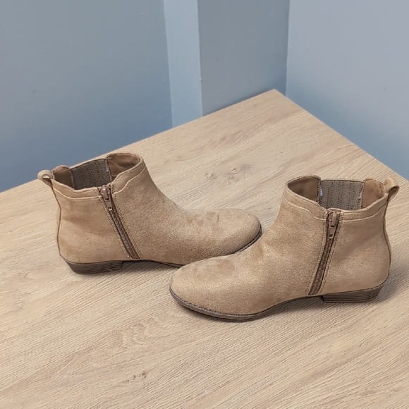 NWOT Nordstrom Tan Suede Jayda Ankle Booties. - Picture 4 of 9